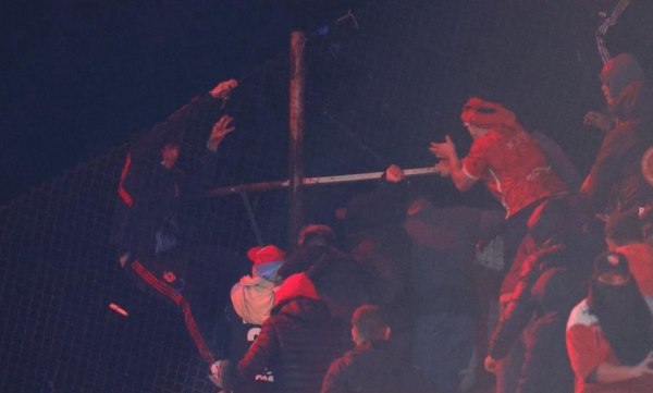 Αδιανόητες εικόνες από τα επεισόδια στην Αργεντινή: Αιμόφυρτοι οπαδοί τρέχουν γυμνοί για να γλιτώσουν (pics, vids)