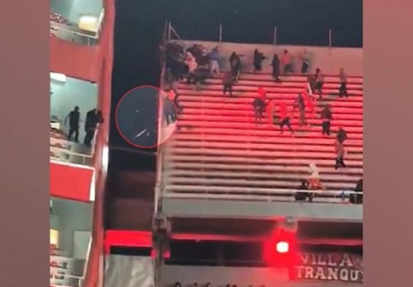 Νέο σοκαριστικό βίντεο από τα επεισόδια στην Αργεντινή: Οπαδός πέφτει στο κενό (vid)