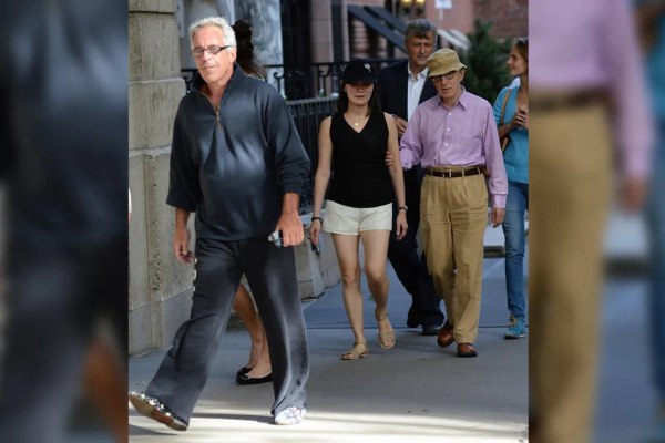 Γούντι Άλεν: «Ο Έπσταϊν ήταν σαν τον Δράκουλα με νεαρές γυναίκες βαμπίρ να τον υπηρετούν»