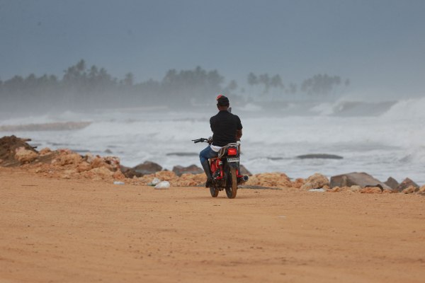 Ο κυκλώνας Έριν ενισχύεται και απειλεί τις Μπαχάμες