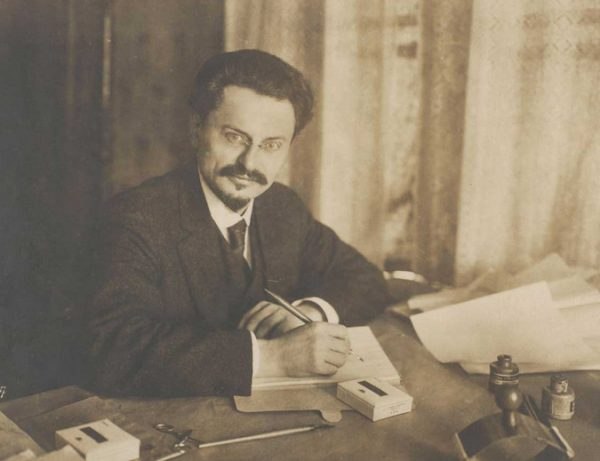 Λέων Τρότσκι: Η «Πράγα», ο Πειραιάς και η Ακρόπολη