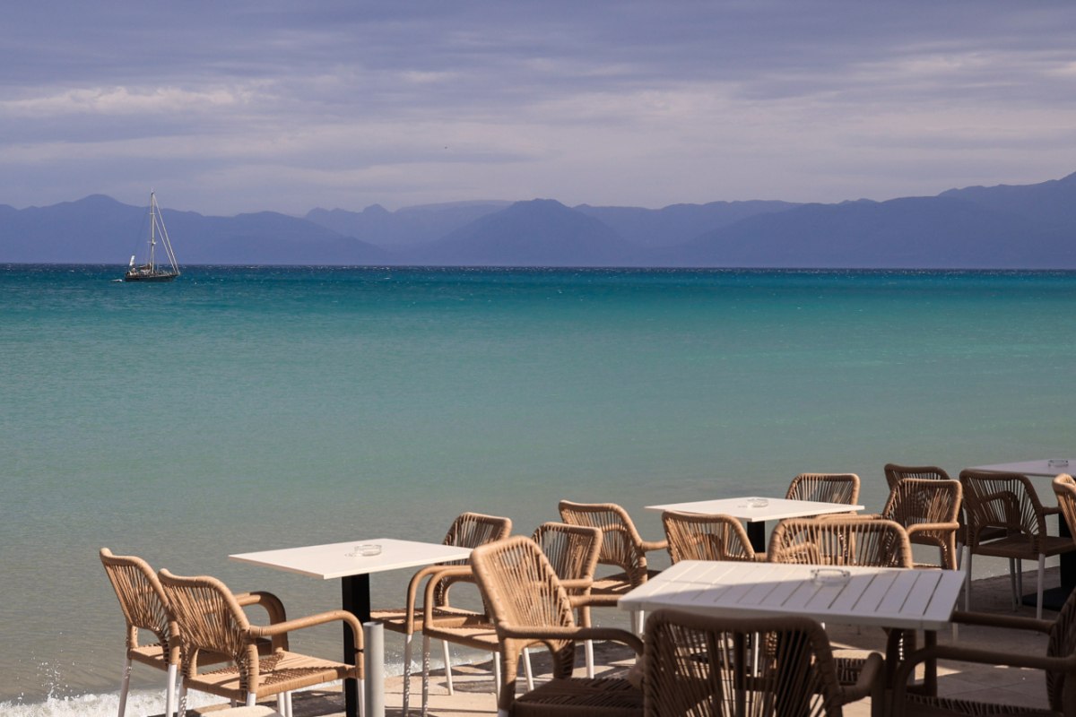 ΕΛΣΤΑΤ: Μειώθηκε ο τζίρος στην εστίαση, αυξήθηκε στα καταλύματα – Μεγάλη μείωση στη Σαντορίνη