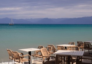 ΕΛΣΤΑΤ: Μειώθηκε ο τζίρος στην εστίαση, αυξήθηκε στα καταλύματα – Μεγάλη μείωση στη Σαντορίνη