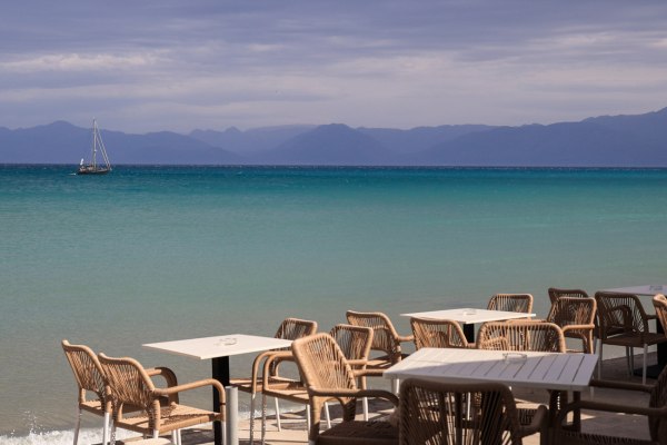 ΕΛΣΤΑΤ: Μειώθηκε ο τζίρος στην εστίαση, αυξήθηκε στα καταλύματα – Μεγάλη μείωση στη Σαντορίνη