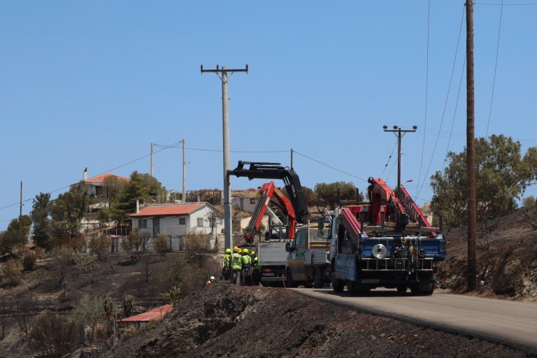 Φωτιά στην Κερατέα: Αφέθησαν ελεύθεροι οι δύο εργαζόμενοι του ΔΕΔΔΗΕ που είχαν σταλεί για αυτοψία