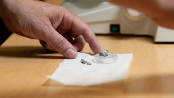 Μετεωρίτης που διαπέρασε στέγη σπιτιού ίσως είναι αρχαιότερος από τη Γη