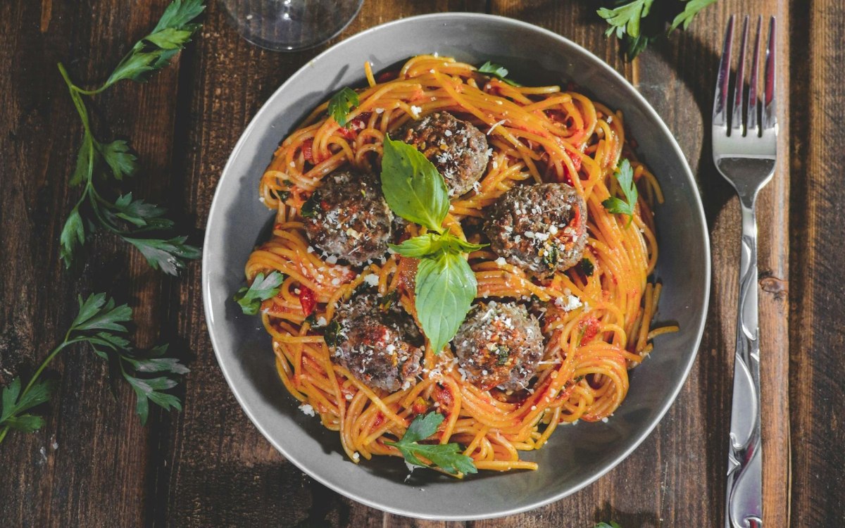 Συνταγή: Κοκκινιστή μακαρονάδα με κεφτεδάκια