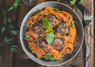 Συνταγή: Κοκκινιστή μακαρονάδα με κεφτεδάκια