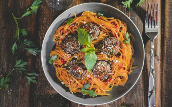 Συνταγή: Κοκκινιστή μακαρονάδα με κεφτεδάκια