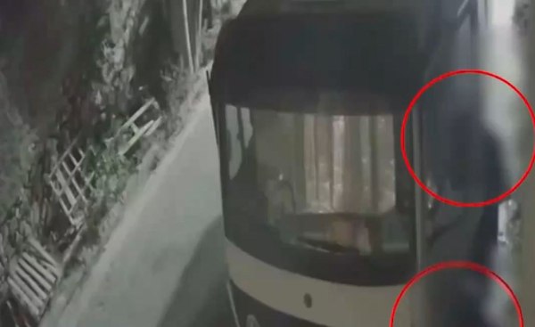 Πειραιάς: Καρέ-καρέ η κλοπή φορτηγού από 4 νεαρούς – Βίντεο ντοκουμέντο