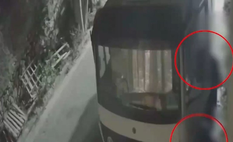 Πειραιάς: Καρέ-καρέ η κλοπή φορτηγού από 4 νεαρούς – Βίντεο ντοκουμέντο