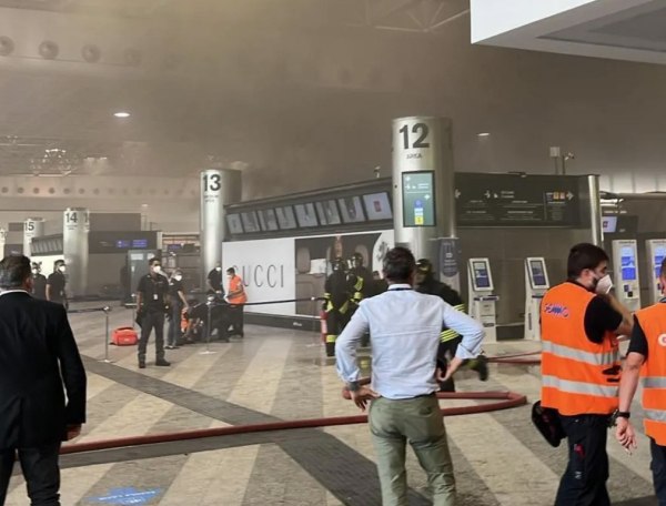 Ιταλία: Πανικός σε αεροδρόμιο του Μιλάνου – Άνδρας έβαλε φωτιά και έσπασε οθόνες