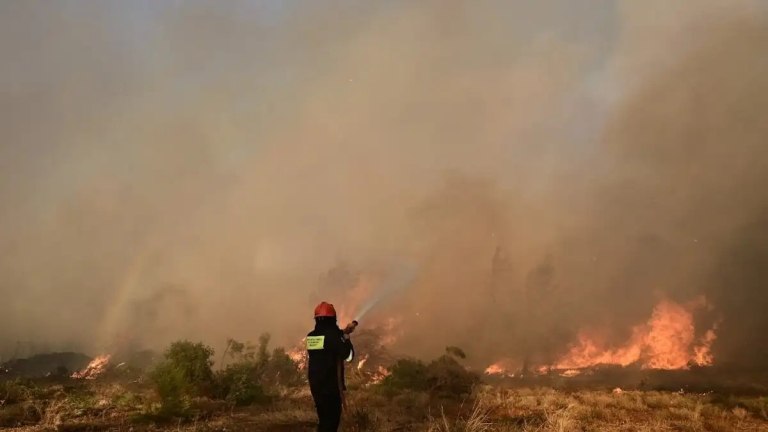 Τριπλό μέτωπο φωτιάς στην Πρέβεζα – Συναγερμός στην Πυροσβεστική