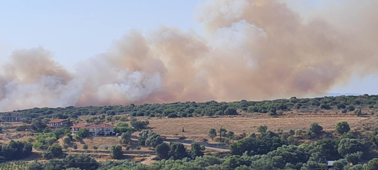 Κεφαλονιά: Μαίνεται η φωτιά στον Καραβάδο – Μήνυμα 112 για εκκένωση 3 χωριών, ενισχύθηκαν οι δυνάμεις της Π.Υ.
