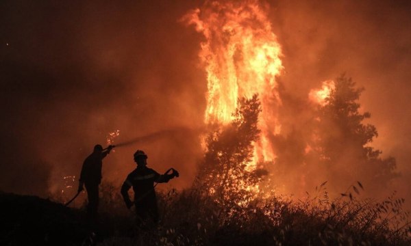 Σε ύφεση τα πύρινα μέτωπα – 21 πυρκαγιές μέσα σε 4 ώρες σήμερα το μεσημέρι – Αλλεπάλληλα μηνύματα από το 112