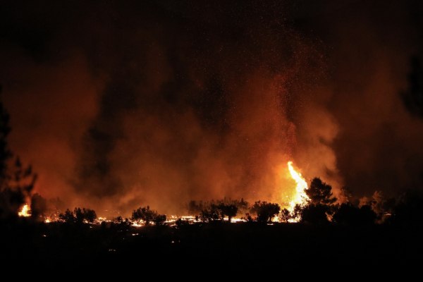 Σταμνά: Στις αυλές σπιτιών η φωτιά