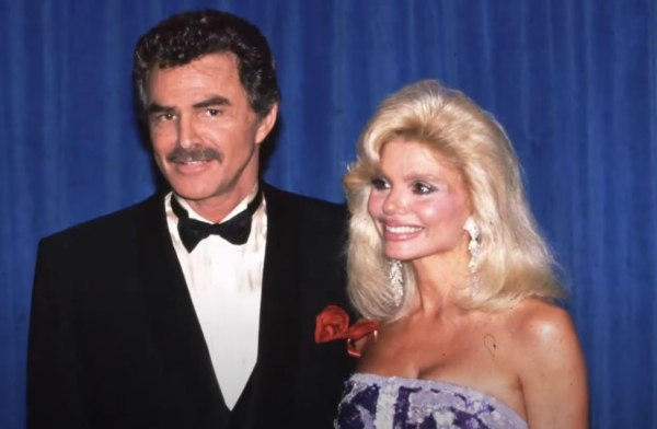 Πέθανε η Λόνι Άντερσον, η θρυλική «ρεσεψιονίστ» των τηλεοπτικών 80s