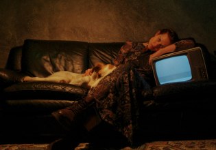 Κοιμάσαι βλέποντας τηλεόραση; Όλα όσα πρέπει να ξέρεις