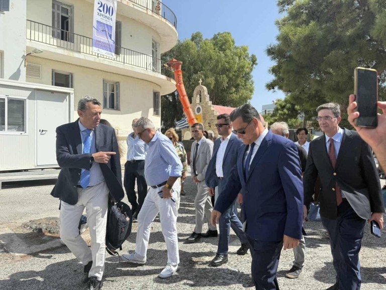 Άδωνις Γεωργιάδης: Θερμό «καλοσώρισμα» και ξεπροβόδισμα επεφύλαξε η Σύρος