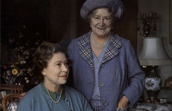 Όταν η βασίλισσα Ελισάβετ και η μητέρα της συμμετείχαν σε έναν εξορκισμό για το «φάντασμα της Νταϊάνα»