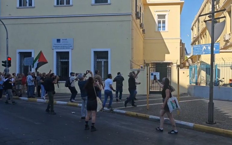 Πειραιάς: Πέταξαν γιαούρτια στο Λιμεναρχείο μετά την πορεία