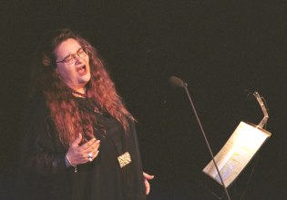 Ρεμπέτισσες ψυχές: Η παράσταση με ρεμπέτικα τραγούδια του Μεσοπολέμου στο «Αγγέλων Βήμα»