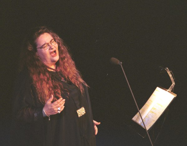 Ρεμπέτισσες ψυχές: Η παράσταση με ρεμπέτικα τραγούδια του Μεσοπολέμου στο «Αγγέλων Βήμα»