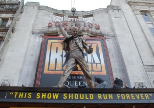 «Θα μισούσε την ταινία για τη ζωή του»: Το κρυφό παιδί του Φρέντι Μέρκιουρι τα βάζει με το φιλμ Bohemian Rhapsody