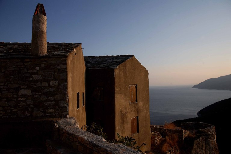 Αλόννησος: 70χρονος επιτέθηκε και χτύπησε τον δήμαρχο του νησιού – Συνελήφθη και υπέστη εγκεφαλικό