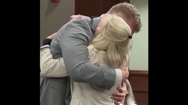 Αγκάλιασε και συγχώρεσε τον άντρα που την άφησε χήρα μετά από τροχαίο με εγκατάλειψη