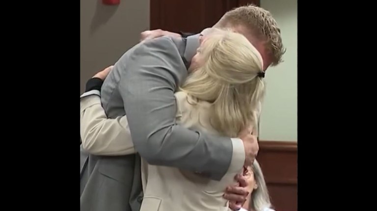 Αγκάλιασε και συγχώρεσε τον άντρα που την άφησε χήρα μετά από τροχαίο με εγκατάλειψη