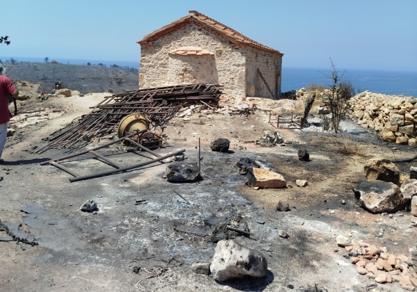 Χίος: Οι φθορές που προκάλεσε η φωτιά στο βυζαντινό ναό του Αγίου Γεωργίου και στο Κάστρο της Βολισσού