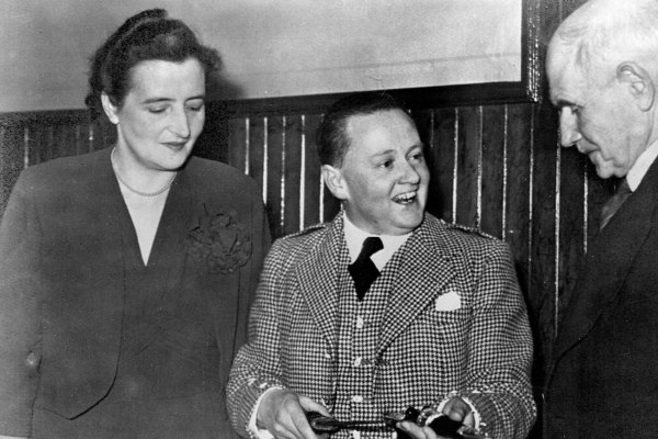 Η κρυφή ζωή του Σερ Γιούαν Φορμπς, του τρανσέξουαλ βαρονέτου – Το πιστοποιητικό γέννησής του έγραφε Ελίζαμπεθ