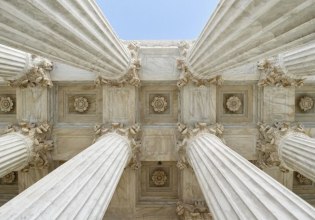 ΗΠΑ: O Τραμπ επιβάλλει «όμορφη» αρχιτεκτονική στα ομοσπονδιακά κτίρια με νέο διάταγμα