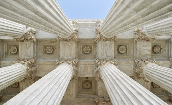 ΗΠΑ: O Τραμπ επιβάλλει «όμορφη» αρχιτεκτονική στα ομοσπονδιακά κτίρια με νέο διάταγμα