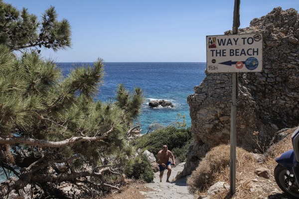 Διακοπές για άδειες τσέπες – Στο χωριό ή σε εξοχικά συγγενών και φίλων