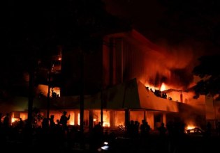 Ινδονησία: Διαδηλωτές πυρπόλησαν κτίριο περιφερειακού συμβουλίου – Τουλάχιστον 3 νεκροί