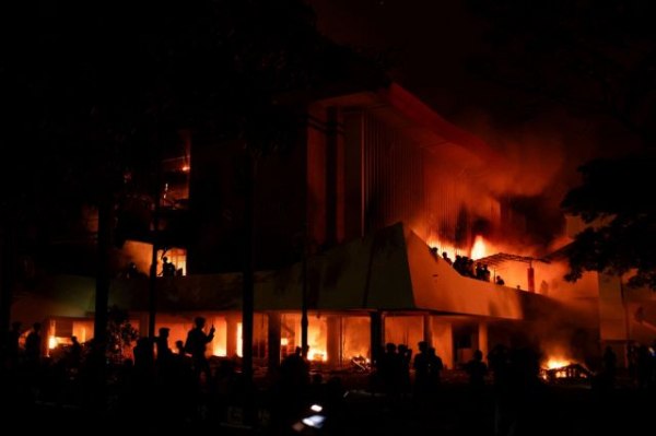 Ινδονησία: Διαδηλωτές πυρπόλησαν κτίριο περιφερειακού συμβουλίου – Τουλάχιστον 3 νεκροί