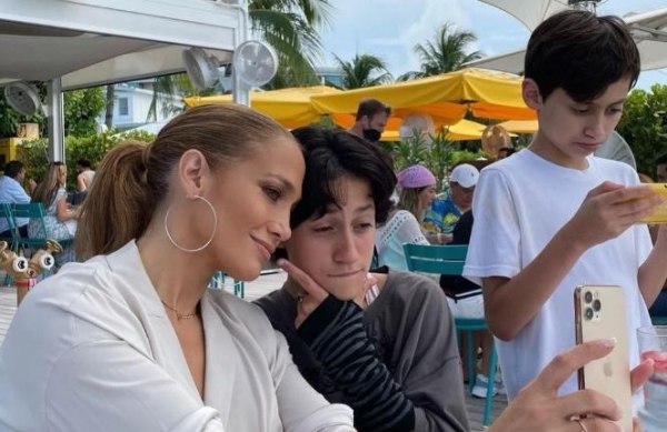 Τζένιφερ Λόπεζ: Η φωτογραφία αγκαλιά με το non-binary παιδί της και τα τρυφερά λόγια