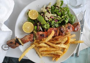 Συνταγή: Σπιτικό σουβλάκι με μαρινάδα γιαουρτιού