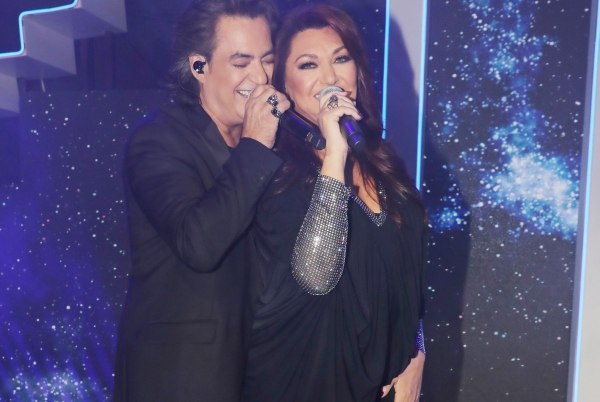 Διονύσης Σχοινάς – Καίτη Γαρμπή: Ο έρωτας καλά κρατεί – Το φιλί και η αφιέρωση στη σκηνή