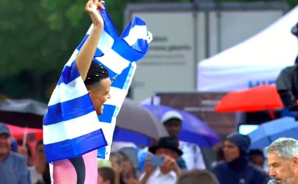 Ο Καραλής πανηγύρισε κάνοντας τον γύρο του θριάμβου με την ελληνική σημαία στους ώμους (vid)