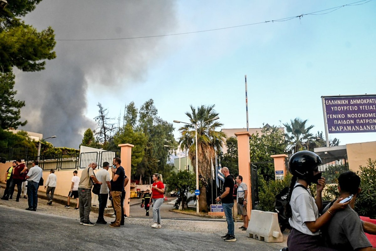 Φωτιά στην Πάτρα: Σε εξέλιξη η επιστροφή των ασθενών στο Καραμανδάνειο μετά την εκκένωσή του