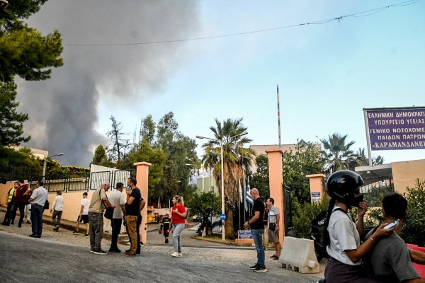 Φωτιά στην Πάτρα: Σε εξέλιξη η επιστροφή των ασθενών στο Καραμανδάνειο μετά την εκκένωσή του