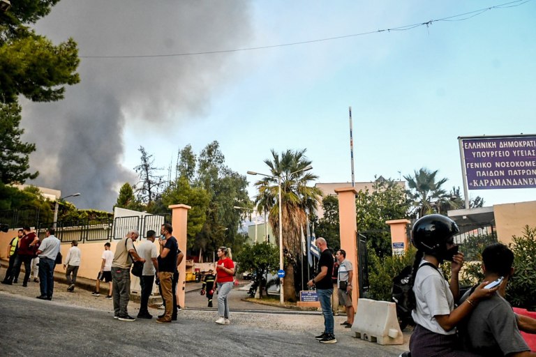 Φωτιά στην Πάτρα: Σε εξέλιξη η επιστροφή των ασθενών στο Καραμανδάνειο μετά την εκκένωσή του