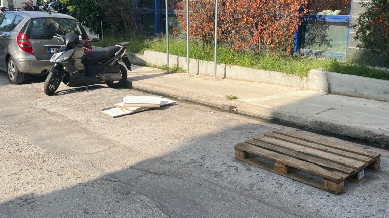 ΚΟΚ: Ποιο είναι το πρόστιμο για όσους φυλάνε θέση πάρκινγκ στο δρόμο