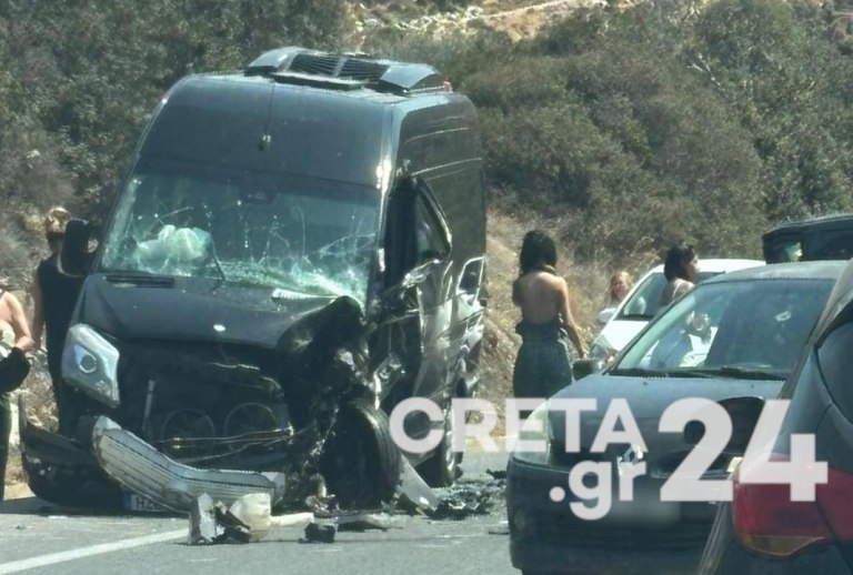 Ηράκλειο: Σφοδρή σύγκρουση βαν στον ΒΟΑΚ – Οκτώ τραυματίες, ο ένας σοβαρά