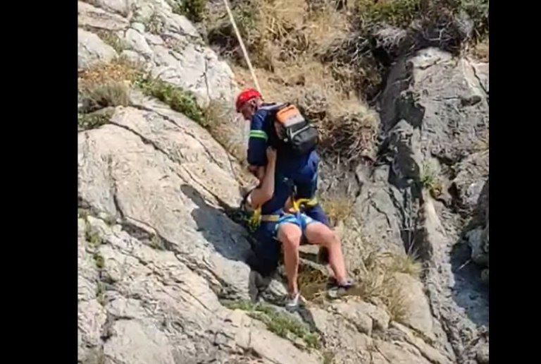 Κέρκυρα: Τουρίστας εγκλωβίστηκε σε δύσβατο σημείο στην Παλαιοκαστρίτσα – Βίντεο από την επιχείρηση διάσωσης
