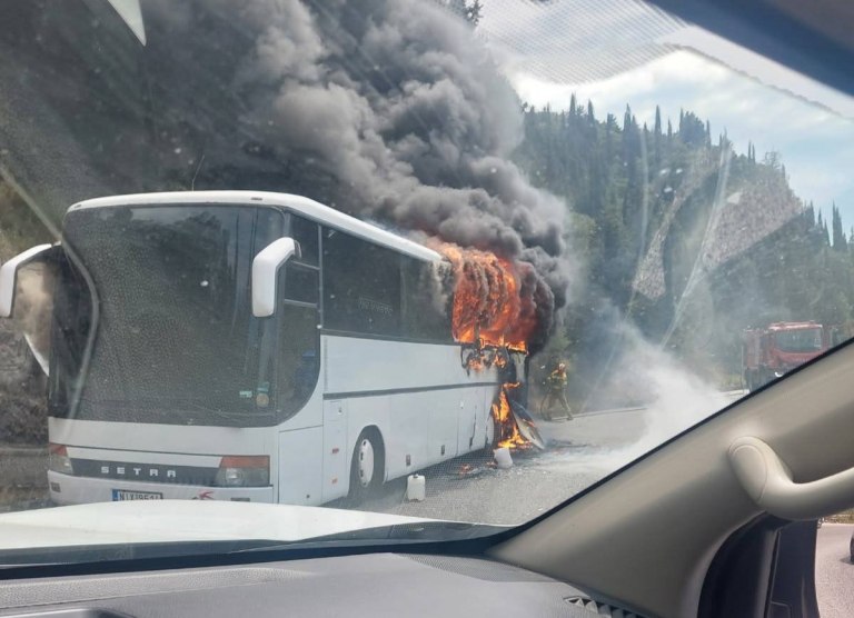 Φωτιά σε τουριστικό λεωφορείο στην Κέρκυρα – Σώθηκαν οι επιβάτες