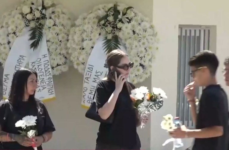 Καστοριά: Το τελευταίο «αντίο» στα δύο 16χρονα παιδιά που έχασαν τη ζωή τους στην άσφαλτο